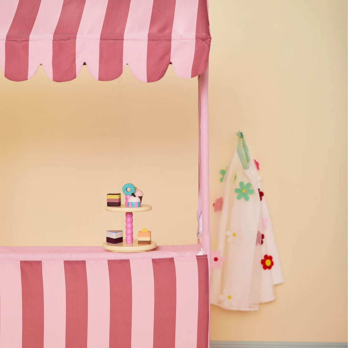 Cake Stand and Cakes