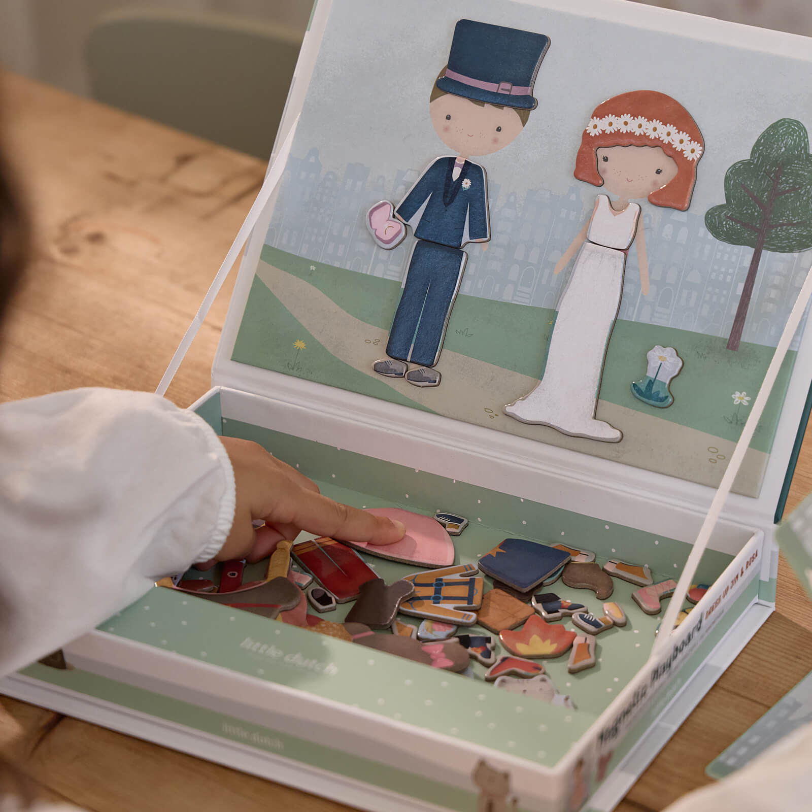 Magnetic Play Board - Dress Rosa and Jim