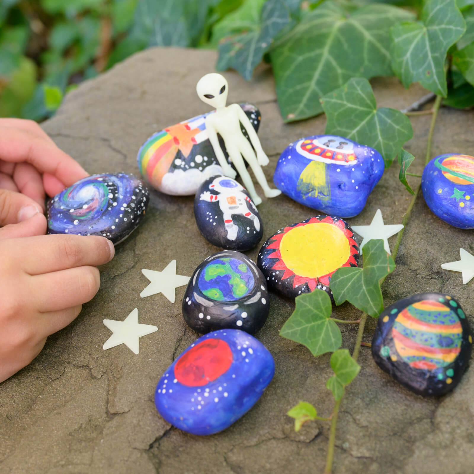 KidzMaker - Glow In The Dark - Space Rock Painting