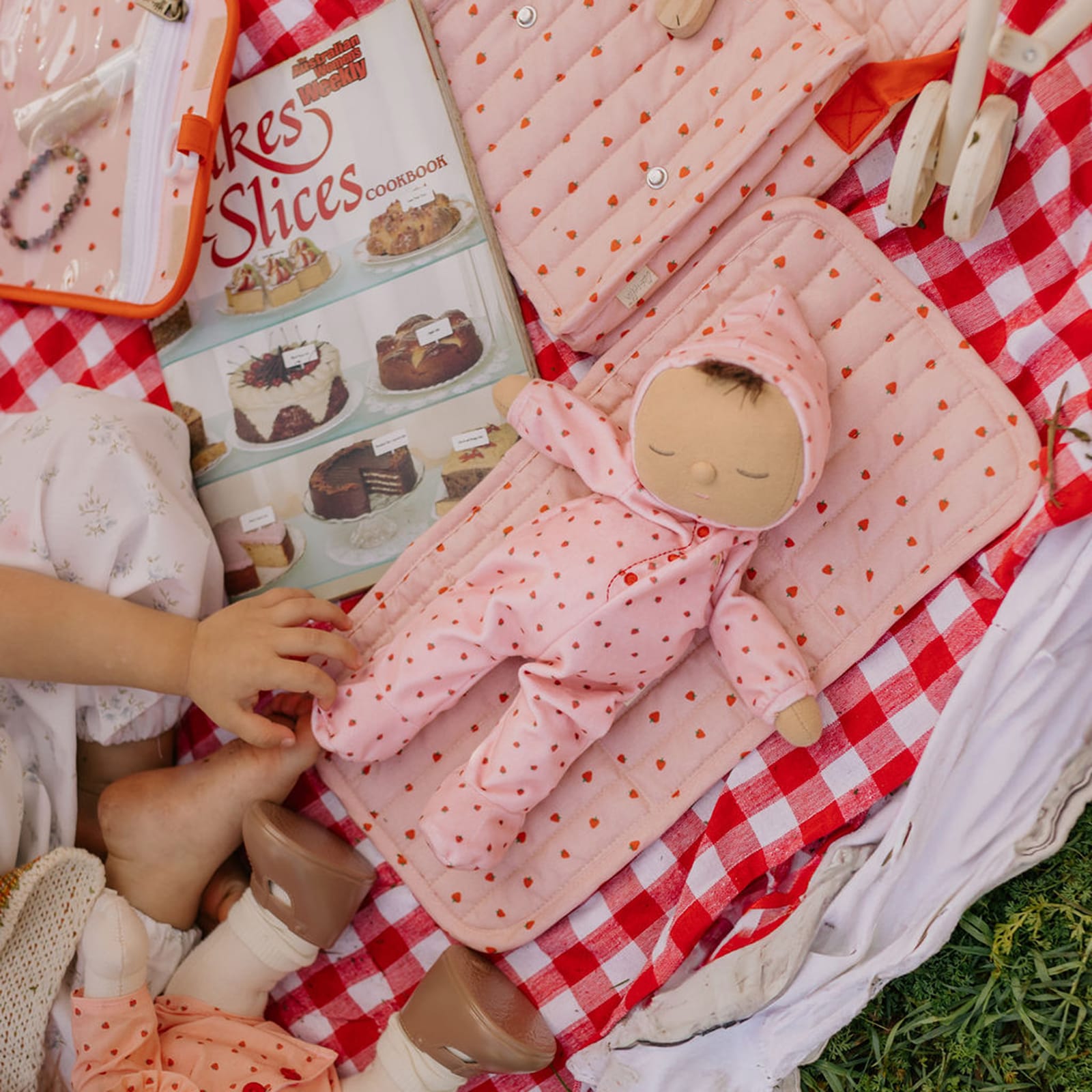 Carrie Convertible Changing Set - Strawberry
