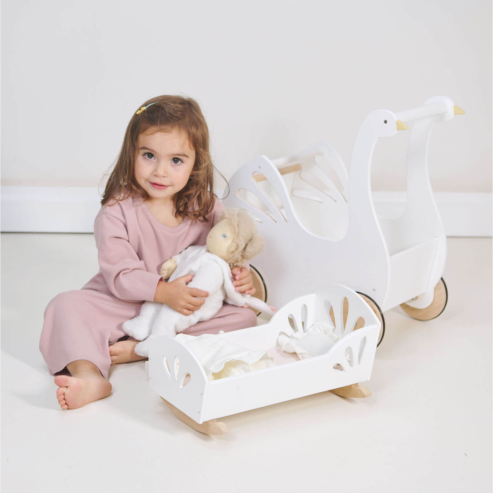 Sweet Swan Dolly Bed and Accessories