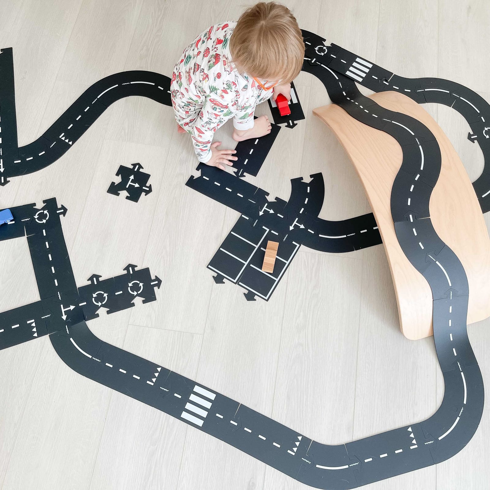 King Of The Road - Road Track 40 Pieces and 2 Cars