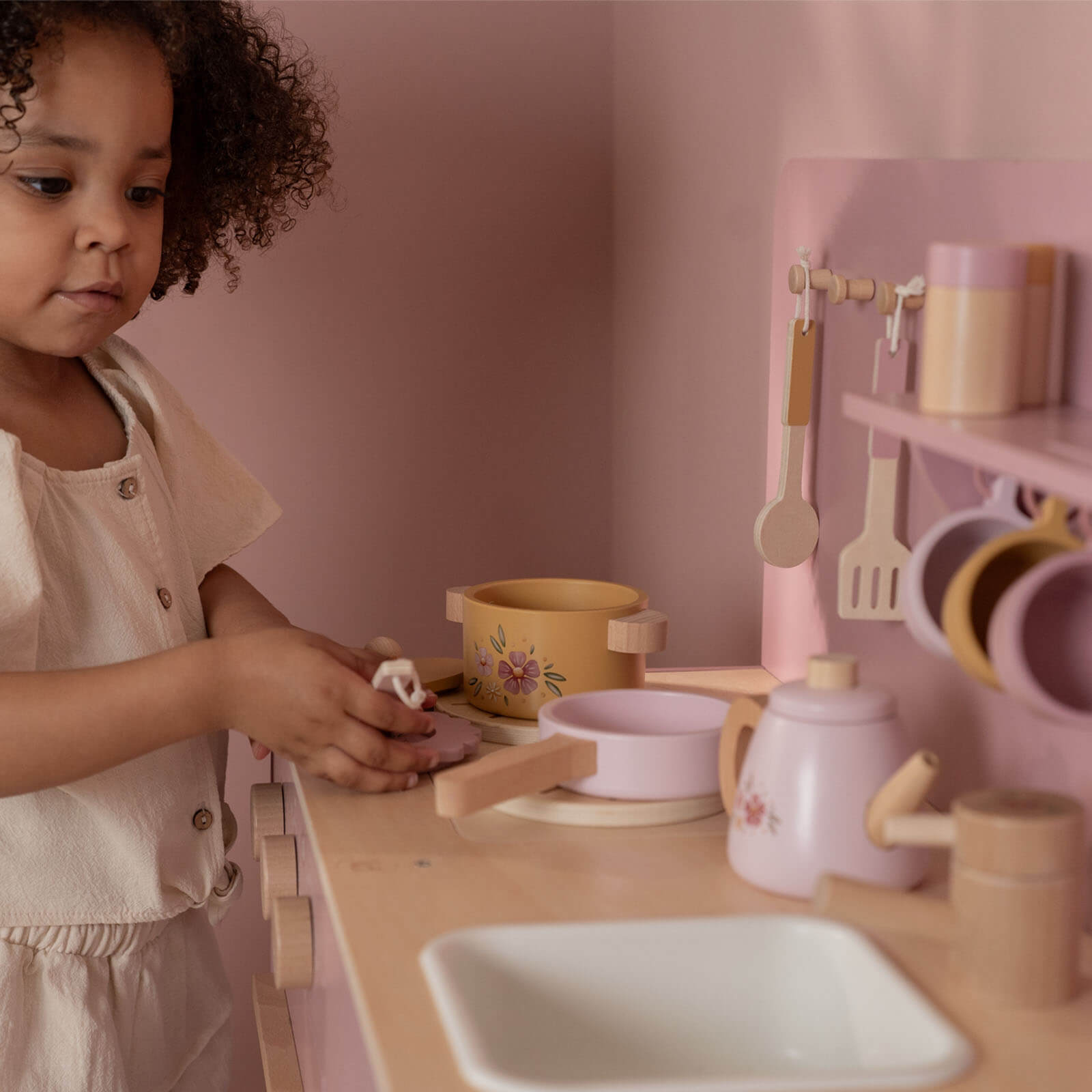 Pink Kitchen Plus 16 Accessories