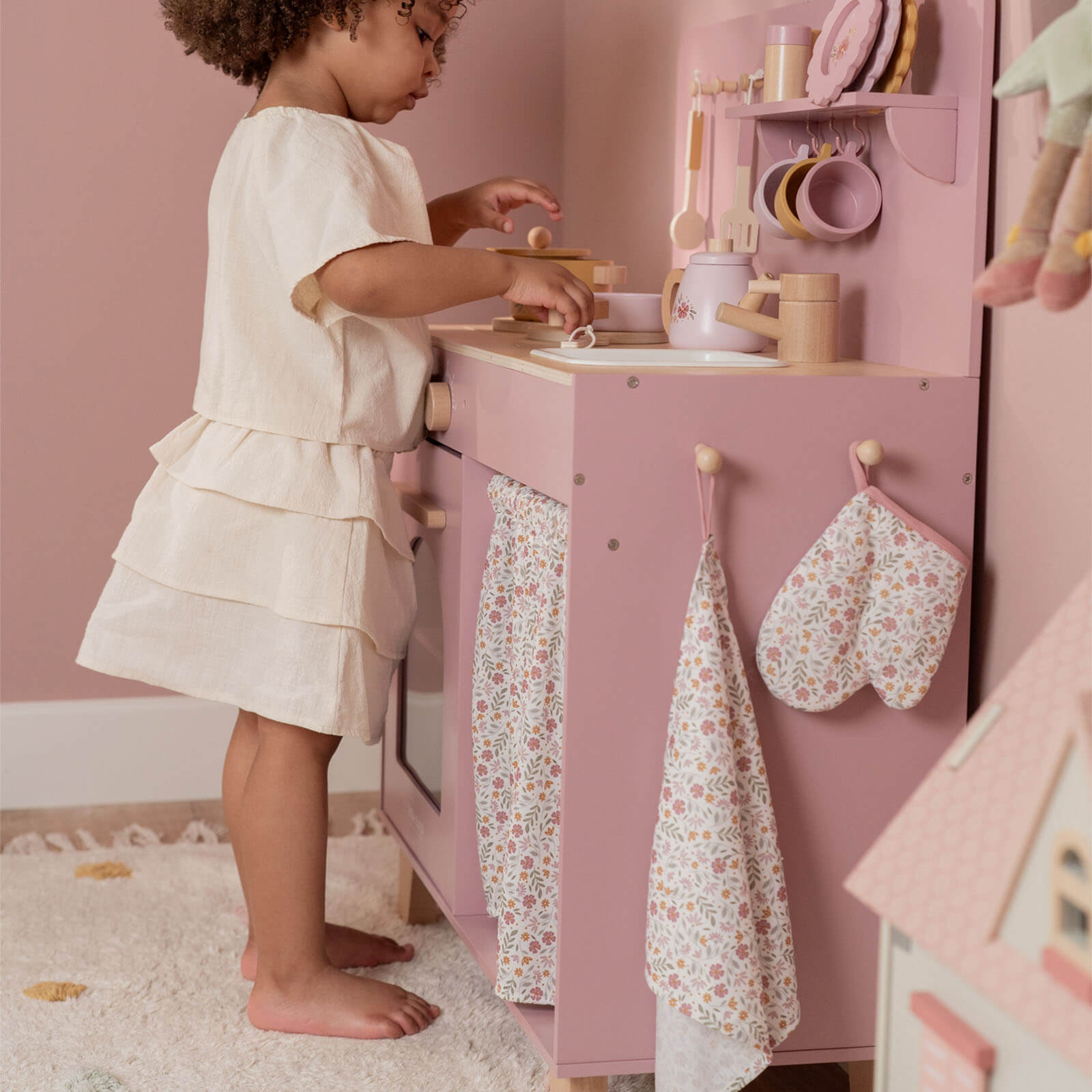 Pink Kitchen Plus 16 Accessories