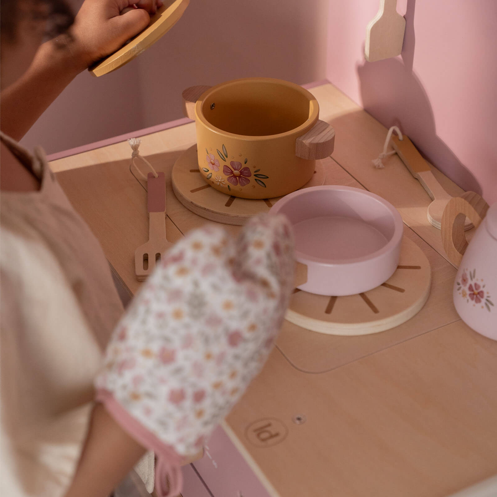 Pink Kitchen Plus 16 Accessories