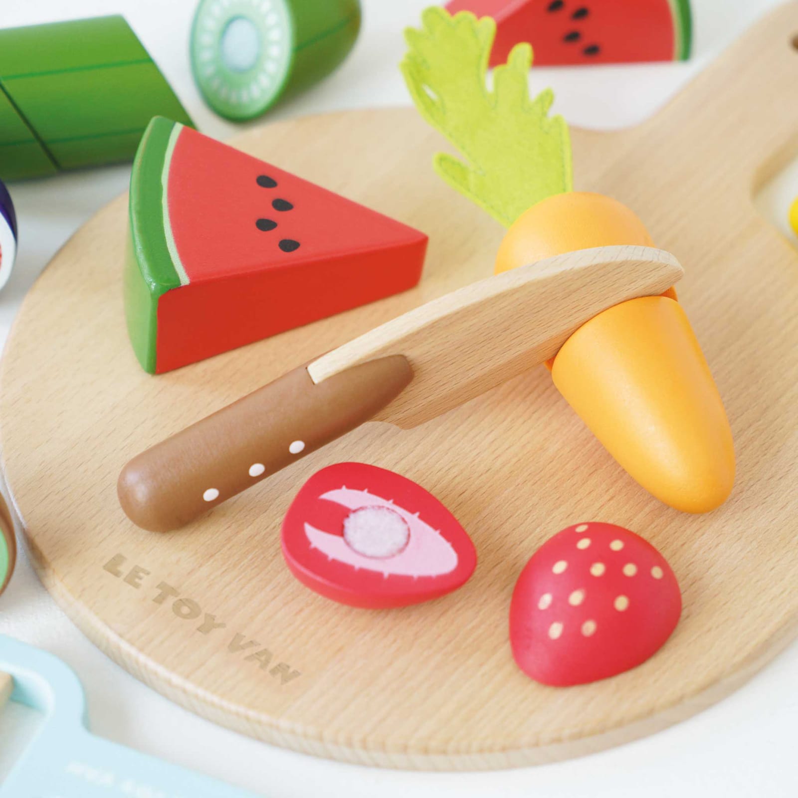 Wooden Chopping Board and Sliceable Play Food